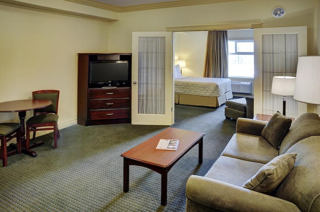 Chateau Nova Hotel Fort Mcmurray Phòng bức ảnh
