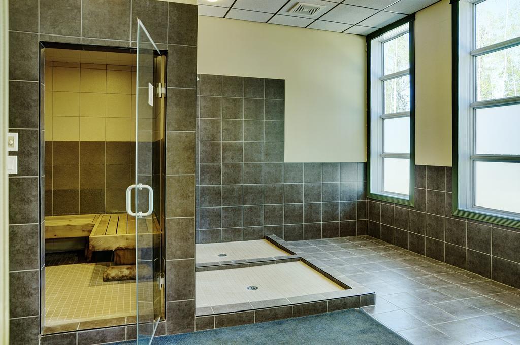 Chateau Nova Hotel Fort Mcmurray Ngoại thất bức ảnh