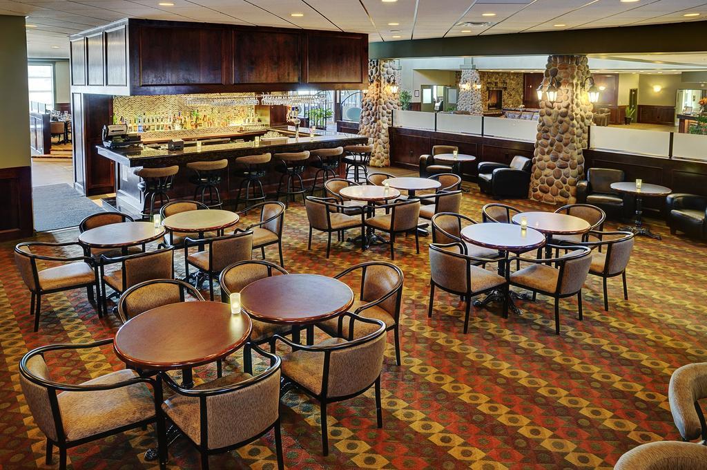 Chateau Nova Hotel Fort Mcmurray Ngoại thất bức ảnh