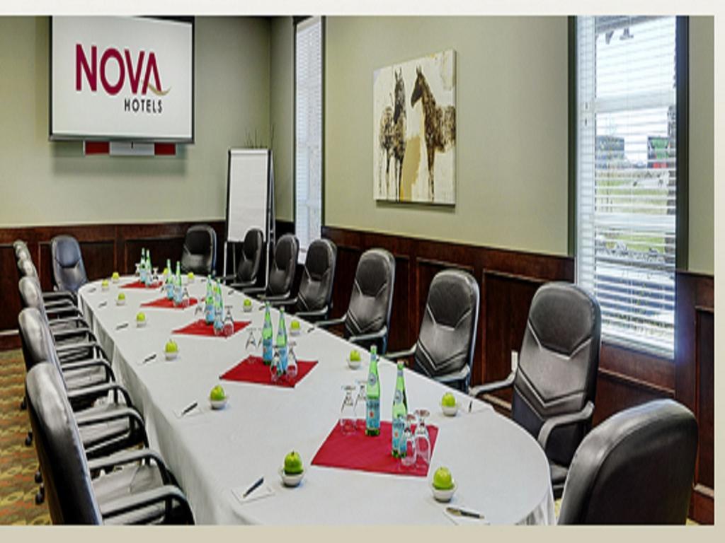 Chateau Nova Hotel Fort Mcmurray Ngoại thất bức ảnh